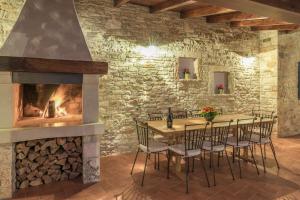 布耶的住宿－Heritage Villa Croc，一间带壁炉和桌椅的用餐室