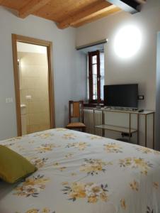 ein Schlafzimmer mit einem großen Bett in einem Zimmer in der Unterkunft Casa Elisa affittacamere in Armeno