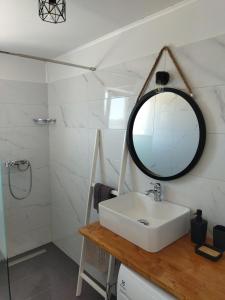 uma casa de banho com um lavatório e um espelho em House Mara em Pakoštane