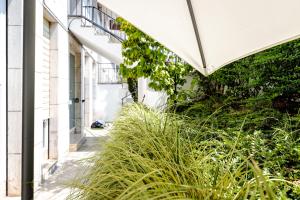 une vue extérieure d'un bâtiment avec des plantes dans l'établissement MiCo CityLife LuxuryFlat, 100m METRO, à Milan