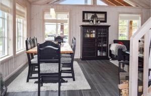 uma sala de jantar com mesa e cadeiras em Cozy Home In Rjukan With Kitchen em Rjukan