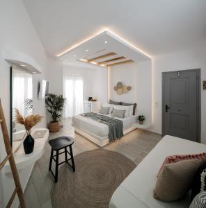 um quarto branco com uma cama grande num quarto em Naxos Hotel Poseidon em Naxos Chora