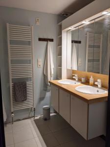 a bathroom with two sinks and a large mirror at la trottinette vakantiehuis voor 5 tot 11 gasten vlakbij de Semois in Florenville