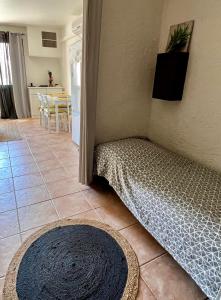um quarto com uma cama num piso de azulejo em STUDIO ALGA em Algajola