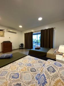a hotel room with two beds and a window at Departamento Completo, 3 habitaciones. Excelente ubicación in Asunción