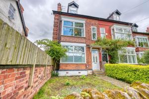 a brick house with a fence in front of it at Stunning 6 bed in Nottingham - Sleeps 16 in Nottingham