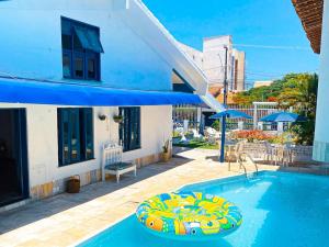 uma piscina com uma jangada insuflável numa casa em Pousada Villa Grécia em Aracaju