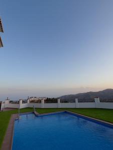 une grande piscine sur le toit d'un bâtiment dans l'établissement Casa Ilusión, à Frigiliana