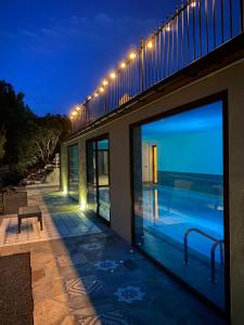 una casa con piscina di notte di Wild sud Sardinia a Teulada