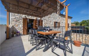 Balkon lub taras w obiekcie Lovely Home In Risika With Sauna