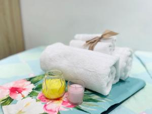 a tray with towels and candles on a table at Fantastico Apartamento Estudio Centro in Madrid
