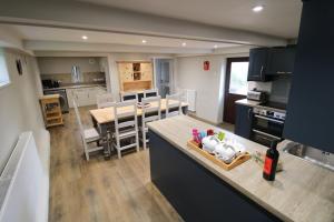 eine Küche und ein Wohnzimmer mit einer Küche und einem Esszimmer in der Unterkunft Brae Fell Cottage, Sebergham, Nr Caldbeck in Sebergham