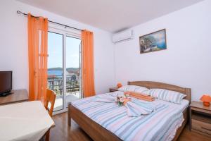 1 dormitorio con 1 cama y balcón en Lulak Studio Apartments, en Orebić