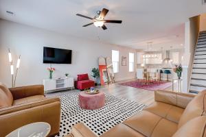 uma sala de estar com um sofá e uma ventoinha de tecto em Isla's Place em Charleston