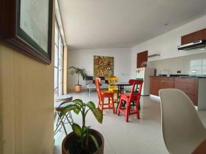 cocina y comedor con mesa y sillas en Luminoso hospedaje con balcón, en Cali