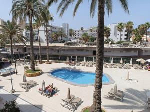 Výhled na bazén z ubytování koka vacations 308 Playa del inglés nebo okolí