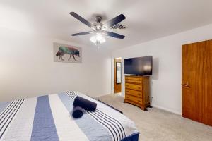 1 dormitorio con 1 cama y ventilador de techo en Desert Treasure, en Phoenix