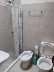 een badkamer met een toilet, een douche en een wastafel bij Casa Plantamura Vacaciones con Familia in La Cieneguita