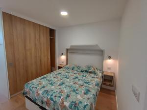 a bedroom with a bed with a colorful bedspread at koka vacations 308 Playa del inglés in San Bartolomé de Tirajana +17 photos