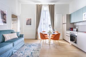 a living room with a blue couch and a table at Florence Feel Apartment in Florence