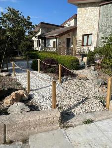 A garden outside Case vacanza e camere in Villa Isabella con parcheggio custodito e wifi