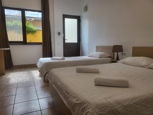 una camera d'albergo con due letti e asciugamani di Casa Rezidentiala Aria a Cluj-Napoca