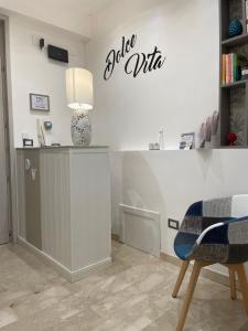 a dressing room with a table and chairs and a sign on the wall at Dolce Vita in Messina