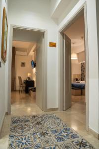 korytarz z drzwiami prowadzącymi do salonu w obiekcie Dolce Vita w mieście Mesyna