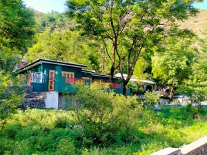 dom na środku pola z drzewami w obiekcie Leepa Valley Guest House 