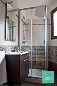 La salle de bains est pourvue d'une douche et d'un lavabo. dans l'établissement B&B La Corte degli Spada - Borgo Antico del Salento, à Mesagne