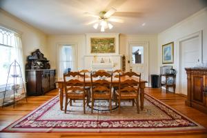 un comedor con mesa y sillas sobre una alfombra en Love Lane Bed & Breakfast, en Waynesville