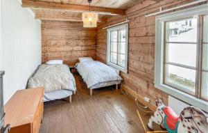 - 2 lits dans une chambre dotée de murs en bois et de fenêtres dans l'établissement Stunning Home In len With Kitchen, à Ålen