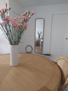 un vaso di fiori su un tavolo con uno specchio di San Vicente Views a San Vicente do Mar