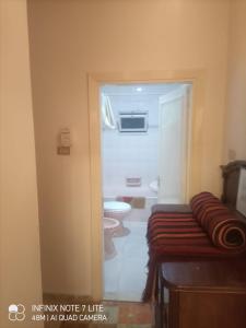 Pokój z łazienką z toaletą i drzwiami w obiekcie Decapolis w mieście Irbid