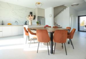 プリヴラカにあるVilla Lang - a beach houseの木製のテーブルと椅子のあるキッチンとダイニングルーム +30枚の写真