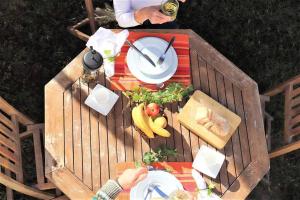 uma vista superior de uma mesa com um prato de alimentos em Pé na Praia em Torres Vedras