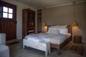 ein Schlafzimmer mit einem großen Bett in einem Zimmer in der Unterkunft Pé na Praia in Torres Vedras