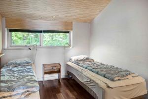 En eller flere senge i et værelse på Holiday Home With A Beautiful View Of Roskilde Fjord,