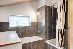 Et badeværelse på Holiday Home With A Beautiful View Of Roskilde Fjord,