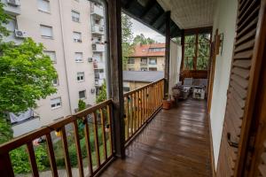 En balkon eller terrasse på Tri pera -- self check in