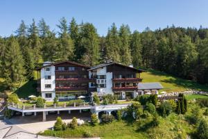 z góry widok na hotel w górach w obiekcie Hotel Lärchenhof Natur w mieście Seefeld in Tirol