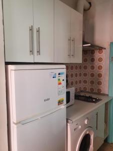 アルメリアにあるCasita de la Almedina de Almeriaのキッチン(冷蔵庫、洗濯機付)