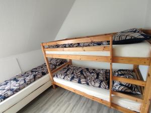 two bunk beds in a small room withthritisthritisthritisthritisthritisthritisthritisthritis at Fränkische Schweiz Blick in Forchheim