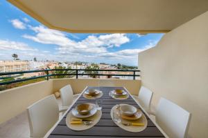 Una mesa y sillas en un balcón con vista. en AL - Maré, en Albufeira