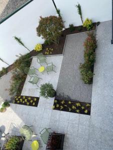 ザンクト・ペルテンにあるLivero Apartmentsの椅子と花が並ぶ庭園の景色