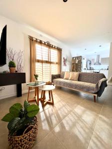 salon z kanapą i stołem w obiekcie Lumiere Apartments - Moderno Departamento en Complejo Residencial w mieście Mendoza