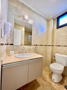 La salle de bains est pourvue de toilettes et d'un lavabo. dans l'établissement Lumiere Apartments - Moderno Departamento en Complejo Residencial, à Mendoza