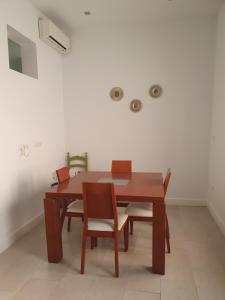 a dining room with a wooden table and chairs at Casa Azul de la Almedina de Almería in Almería