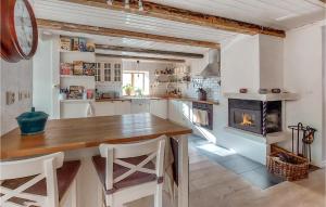 uma cozinha com uma mesa de madeira e uma lareira em 3 Bedroom Beautiful Home In Vintrie 
