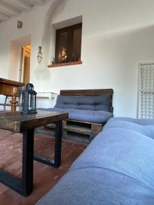 Schlafzimmer mit einem Bett, einem Tisch und einer Bank in der Unterkunft Casale Orgogliosa in San Vito Chietino